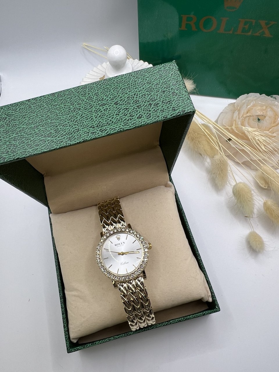 Montre Rolex à cadran blanc et ceinture doréeT